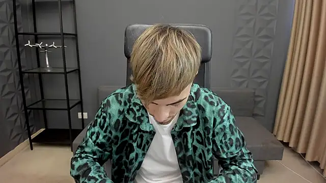 Snapshot of BrandonTate chatting on 11/22/25, 11:20 BrandonTate online show from 11/22/25, 11:20