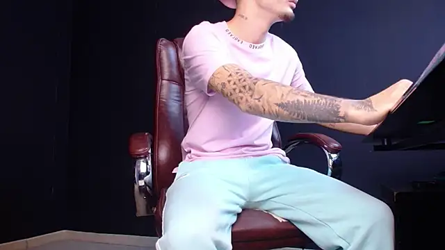 Snapshot of BrandonTate chatting on 10/30/25, 05:39 BrandonTate online show from 10/30/25, 05:39