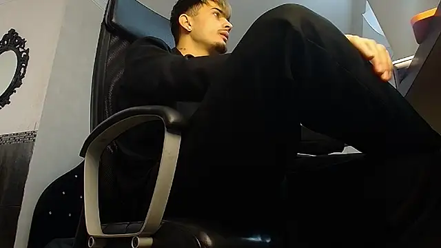 Snapshot of BrandonTate chatting on 12/04/25, 10:25 BrandonTate online show from 12/04/25, 10:25