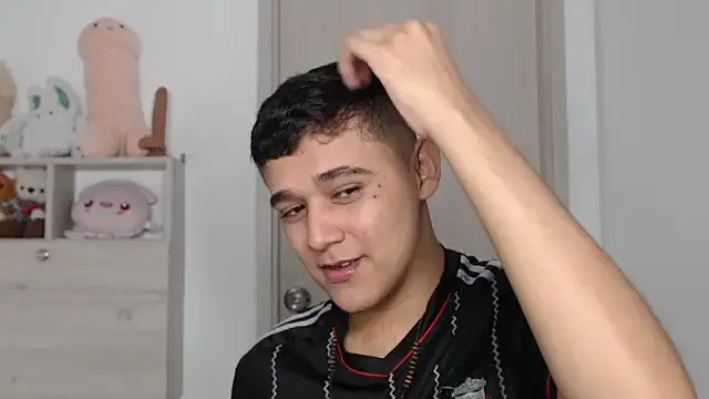 Snapshot of kaiine190 chatting on 12/23/25, 08:24 kaiine190 online show from 12/23/25, 08:24