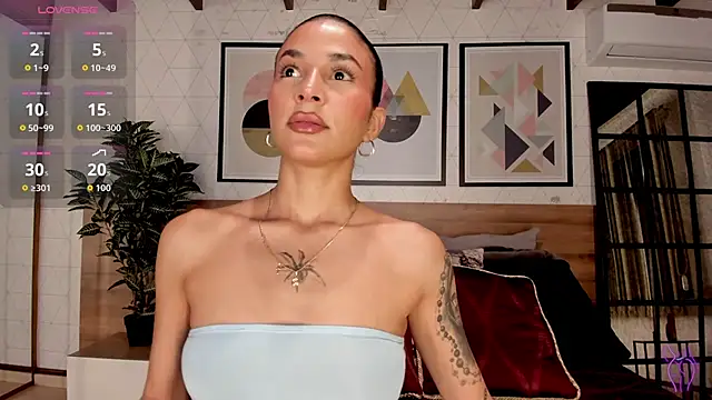 LunaRuso online show from 10/08/25, 07:58