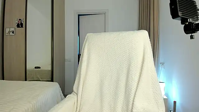 Snapshot of CharlotteWells chatting on 11/07/25, 01:48 CharlotteWells online show from 11/07/25, 01:48