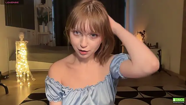 Snapshot of electric_babe chatting on 12/18/25, 11:25 electric babe online show from 12/18/25, 11:25