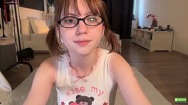 Snapshot of electric_babe chatting on 11/05/25, 10:18 electric babe online show from 11/05/25, 10:18