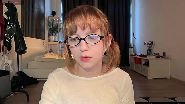 Snapshot of electric_babe chatting on 11/19/25, 11:21 electric babe online show from 11/19/25, 11:21