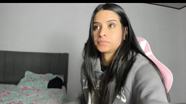 Snapshot of _elektrah chatting on 02/13/25, 02:23  elektrah online show from 02/13/25, 02:23