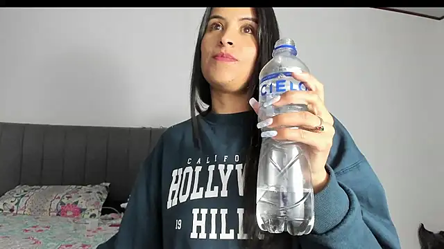 Snapshot of _elektrah chatting on 02/10/25, 01:24  elektrah online show from 02/10/25, 01:24