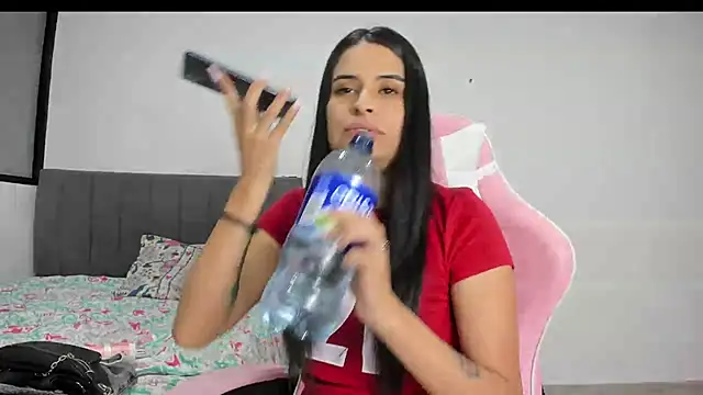 Snapshot of _elektrah chatting on 02/17/25, 09:43  elektrah online show from 02/17/25, 09:43