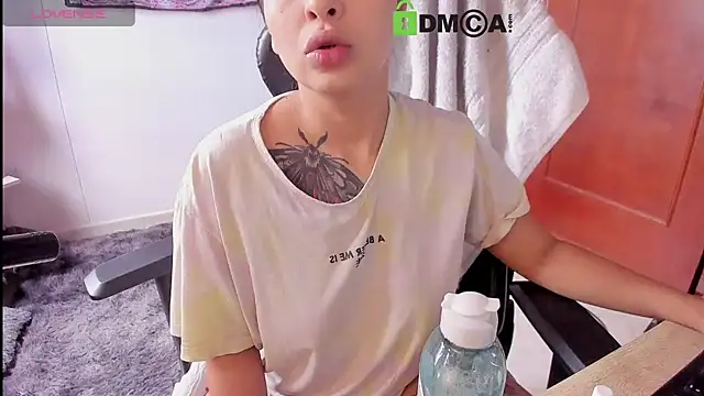 sweetcoralinee online show from 11/25/25, 04:18