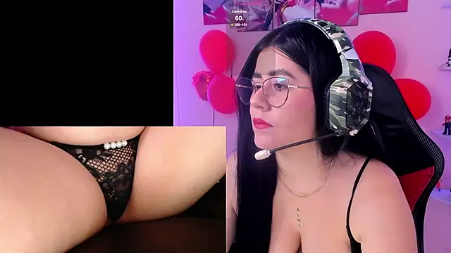 Snapshot of DanielaHang chatting on 02/13/25, 01:05 DanielaHang online show from 02/13/25, 01:05