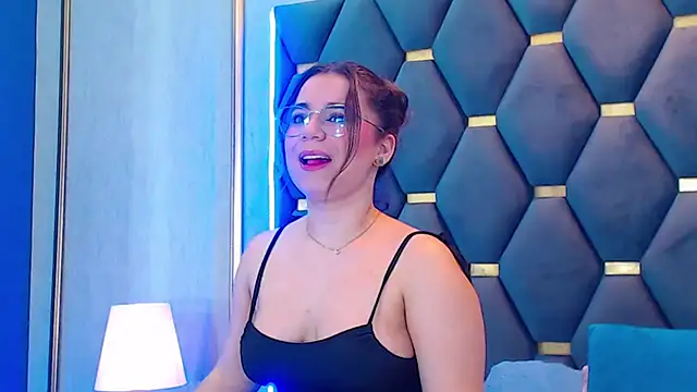 Snapshot of ThaniaJones chatting on 11/10/25, 12:10 ThaniaJones online show from 11/10/25, 12:10