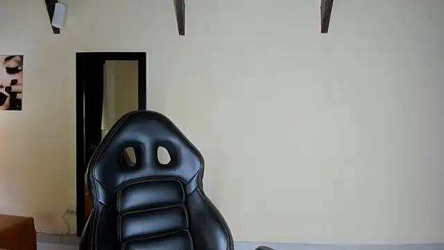 Snapshot of EmiliWilliams chatting on 09/30/25, 11:11 EmiliWilliams online show from 09/30/25, 11:11