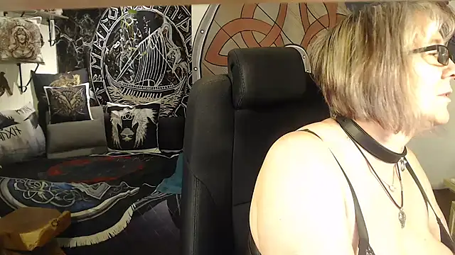Snapshot of TittenMichelle chatting on 05/04/26, 06:11 TittenMichelle online show from 05/04/26, 06:11