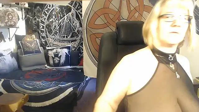 Snapshot of TittenMichelle chatting on 03/18/25, 07:55 TittenMichelle online show from 03/18/25, 07:55