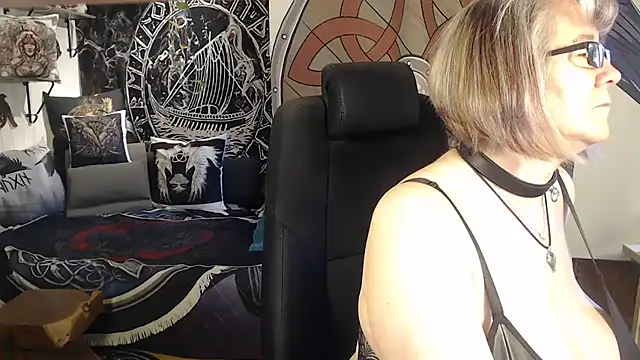 Snapshot of TittenMichelle chatting on 05/13/26, 07:04 TittenMichelle online show from 05/13/26, 07:04