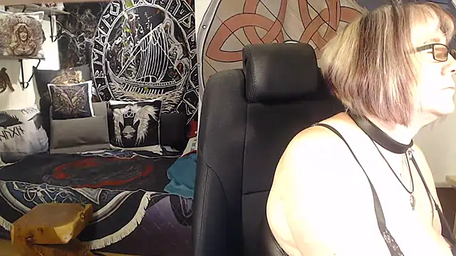 Snapshot of TittenMichelle chatting on 06/03/26, 04:44 TittenMichelle online show from 06/03/26, 04:44
