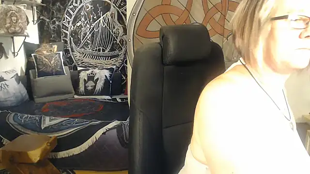 Snapshot of TittenMichelle chatting on 09/28/25, 04:14 TittenMichelle online show from 09/28/25, 04:14