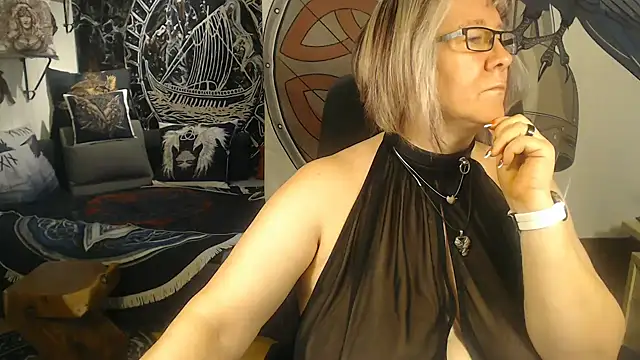 Snapshot of TittenMichelle chatting on 10/04/25, 08:38 TittenMichelle online show from 10/04/25, 08:38