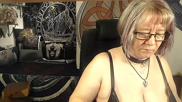 Snapshot of TittenMichelle chatting on 04/12/26, 04:05 TittenMichelle online show from 04/12/26, 04:05