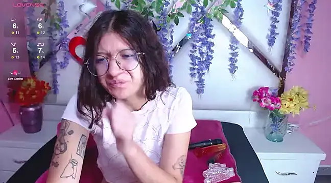 Perla Skinnyy online show from 02/06/25, 03:16