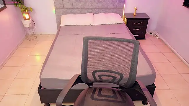 Lana stone  online show from 12/02/25, 03:30