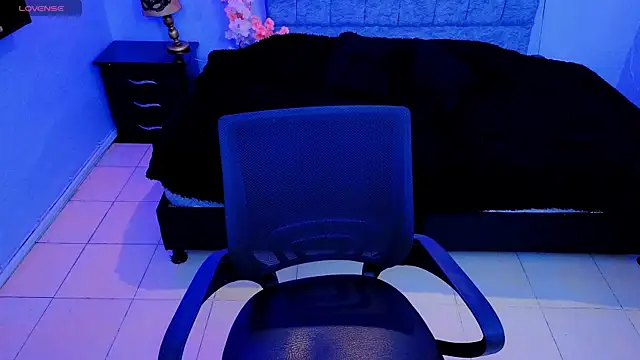 Lana stone  online show from 10/27/25, 03:29