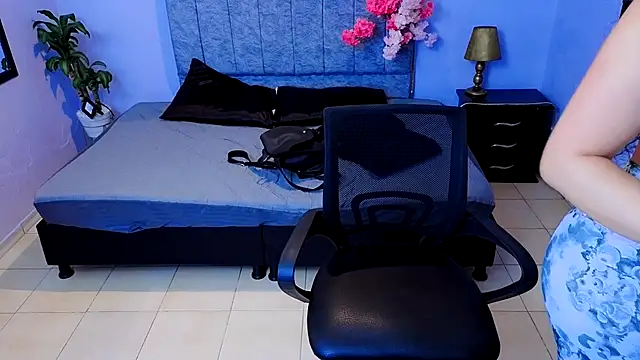 Lana stone  online show from 10/02/25, 03:43