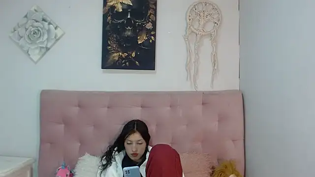 Snapshot of Emma-Wilson chatting on 03/18/25, 06:17 Emma-Wilson online show from 03/18/25, 06:17