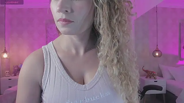 Snapshot of Shantall__ chatting on 02/22/25, 11:02 Shantall online show from 02/22/25, 11:02