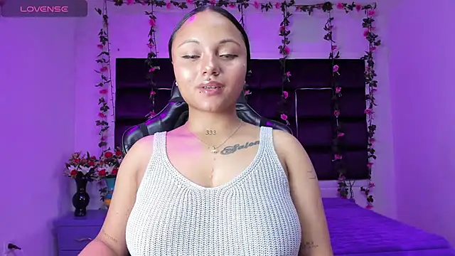 Snapshot of sweelanna__ chatting on 02/19/26, 01:24 sweelanna online show from 02/19/26, 01:24