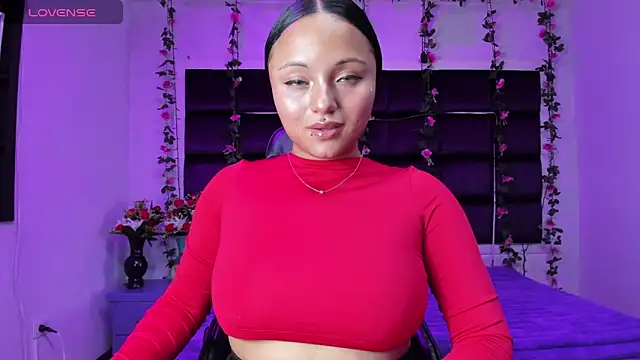 Snapshot of sweelanna__ chatting on 02/21/26, 01:07 sweelanna online show from 02/21/26, 01:07