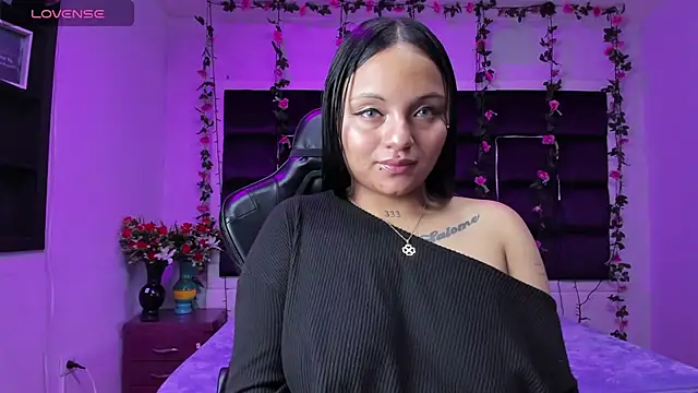 Snapshot of sweelanna__ chatting on 12/23/25, 02:22 sweelanna online show from 12/23/25, 02:22