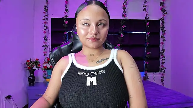 Snapshot of sweelanna__ chatting on 02/27/26, 01:17 sweelanna online show from 02/27/26, 01:17