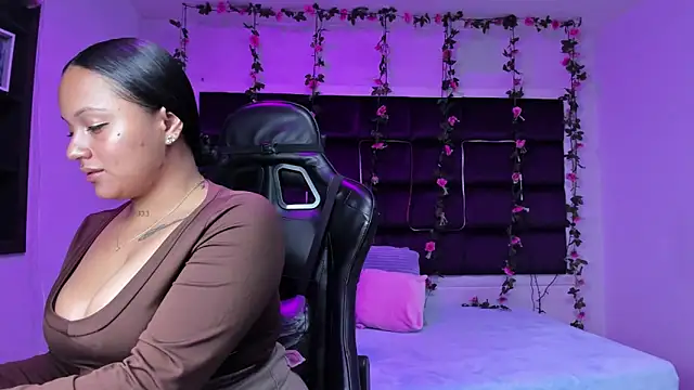 Snapshot of sweelanna__ chatting on 01/08/26, 01:44 sweelanna online show from 01/08/26, 01:44