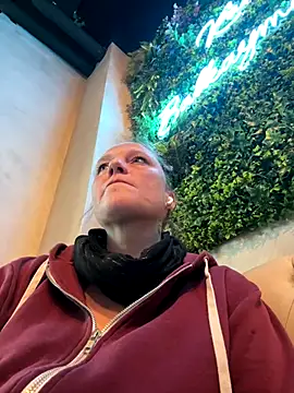 MoniqueLaFee online show from 12/16/25, 08:40