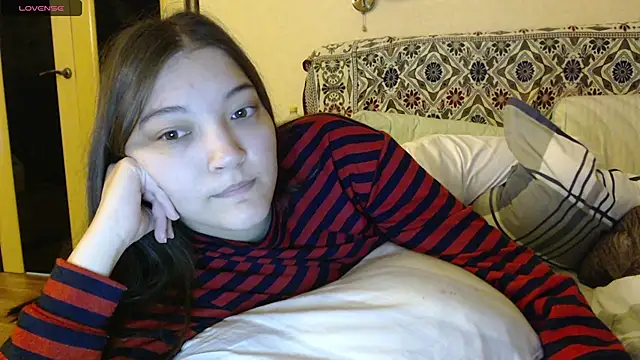 Snapshot of AlisaDevis chatting on 10/19/25, 03:04 AlisaDevis online show from 10/19/25, 03:04