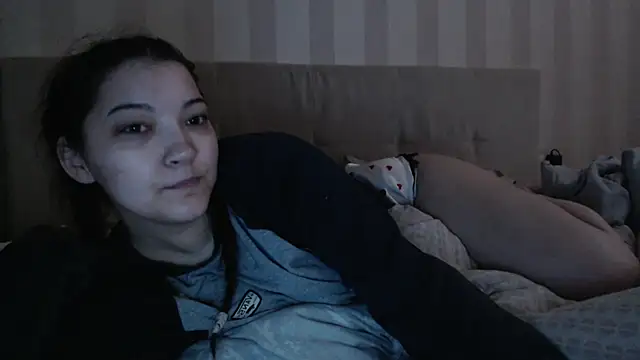 Snapshot of AlisaDevis chatting on 06/27/26, 05:57 AlisaDevis online show from 06/27/26, 05:57