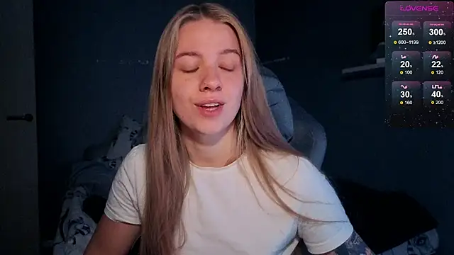Snapshot of candy_maggie chatting on 10/13/25, 05:47 candy maggie online show from 10/13/25, 05:47