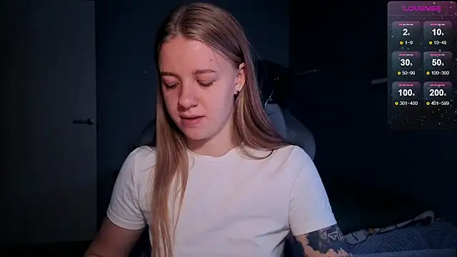 Snapshot of candy_maggie chatting on 10/08/25, 04:40 candy maggie online show from 10/08/25, 04:40