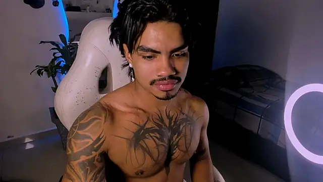 Snapshot of Young_laroi chatting on 01/11/25, 08:33 Young laroi online show from 01/11/25, 08:33