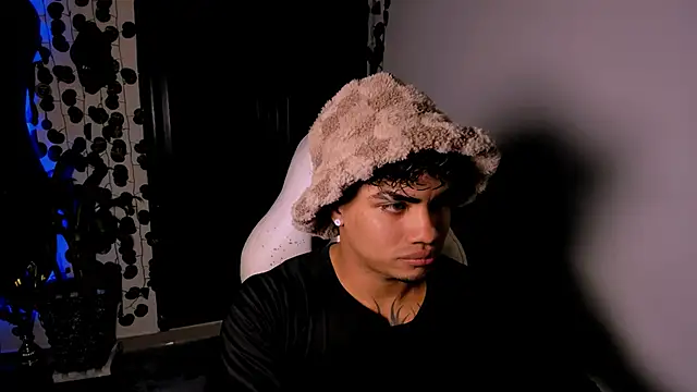 Snapshot of Young_laroi chatting on 02/18/25, 05:20 Young laroi online show from 02/18/25, 05:20