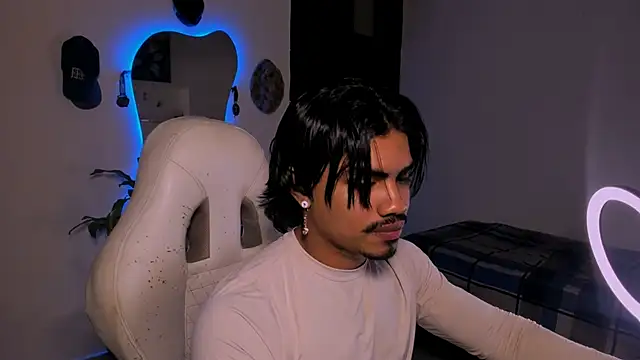 Snapshot of Young_laroi chatting on 01/10/25, 07:04 Young laroi online show from 01/10/25, 07:04