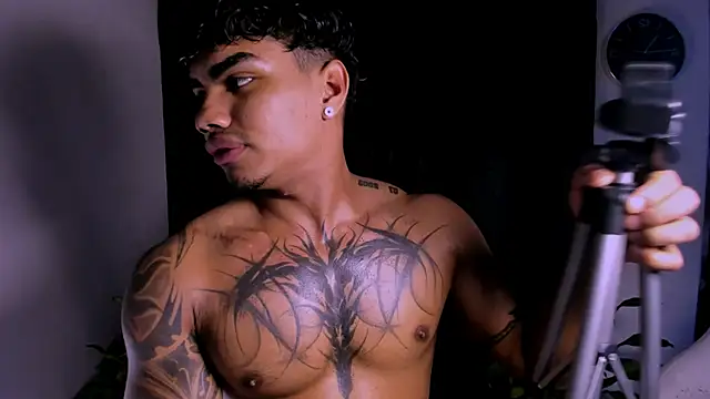 Snapshot of Young_laroi chatting on 01/26/25, 02:03 Young laroi online show from 01/26/25, 02:03