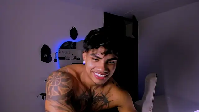 Snapshot of Young_laroi chatting on 01/18/25, 07:38 Young laroi online show from 01/18/25, 07:38