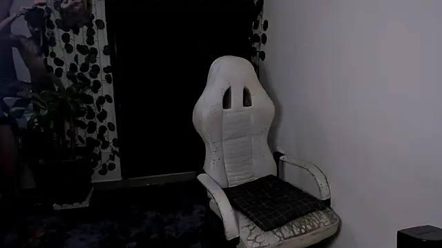 Snapshot of Young_laroi chatting on 02/23/25, 05:12 Young laroi online show from 02/23/25, 05:12