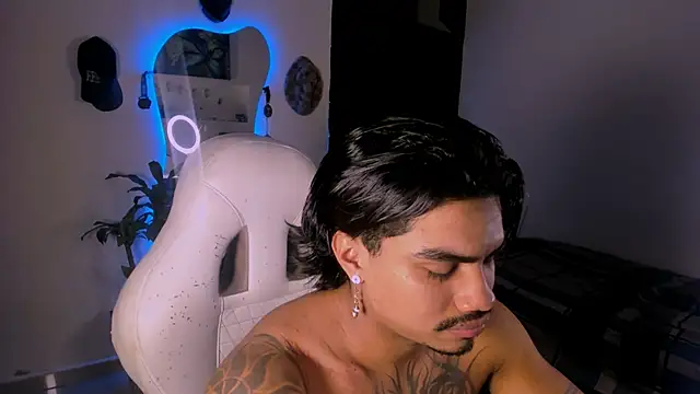 Snapshot of Young_laroi chatting on 01/11/25, 03:55 Young laroi online show from 01/11/25, 03:55