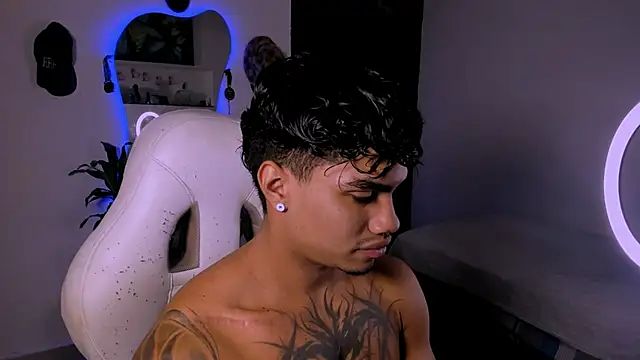 Snapshot of Young_laroi chatting on 02/02/25, 09:56 Young laroi online show from 02/02/25, 09:56