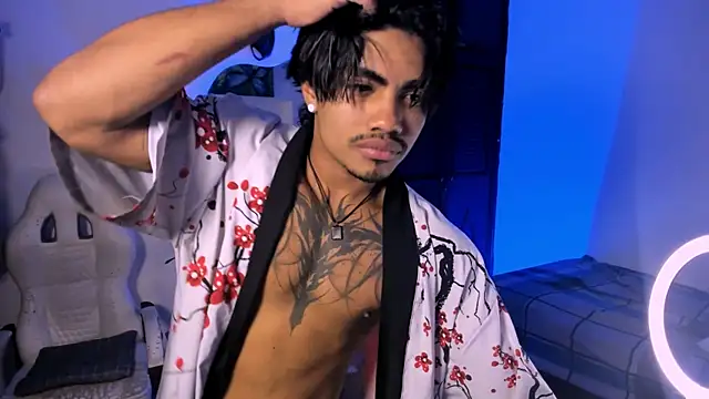 Snapshot of Young_laroi chatting on 12/17/24, 05:18 Young laroi online show from 12/17/24, 05:18