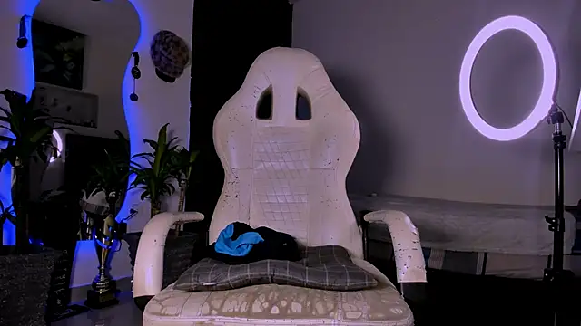 Snapshot of Young_laroi chatting on 01/30/25, 08:32 Young laroi online show from 01/30/25, 08:32