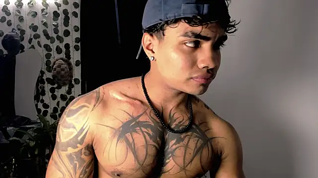 Snapshot of Young_laroi chatting on 02/25/25, 04:14 Young laroi online show from 02/25/25, 04:14